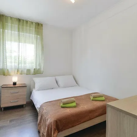 Vakantiehuis Eight-bedroom Holiday In *