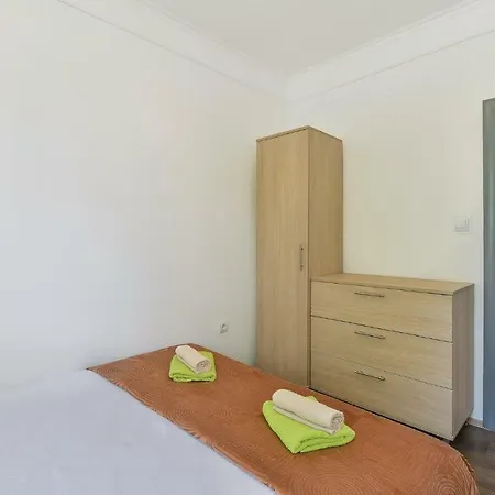 Eight-bedroom Holiday In Zadar