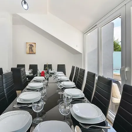 Eight-bedroom Holiday In