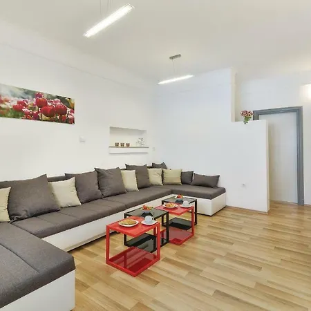 Vakantiehuis Eight-bedroom Holiday In
