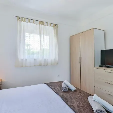 Eight-bedroom Holiday In