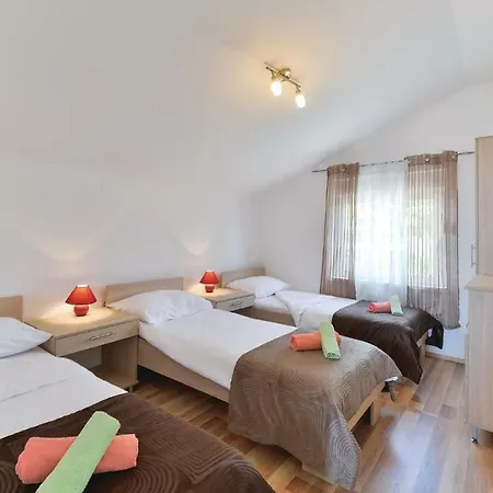 Vakantiehuis Eight-bedroom Holiday In