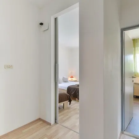 Eight-bedroom Holiday In Zadar